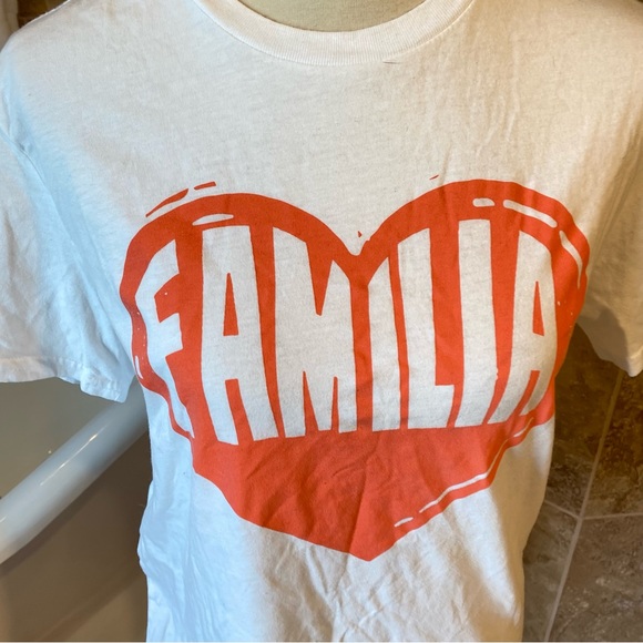 White w/ pinkish letters  "FAMILIA" t-shirt short sleeved size medium - Picture 2 of 4